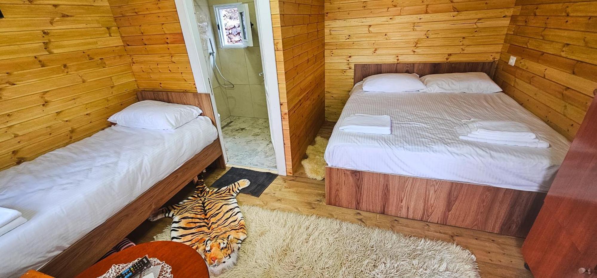 Bujtina Shpella E Plakes Cercan Pensjonat