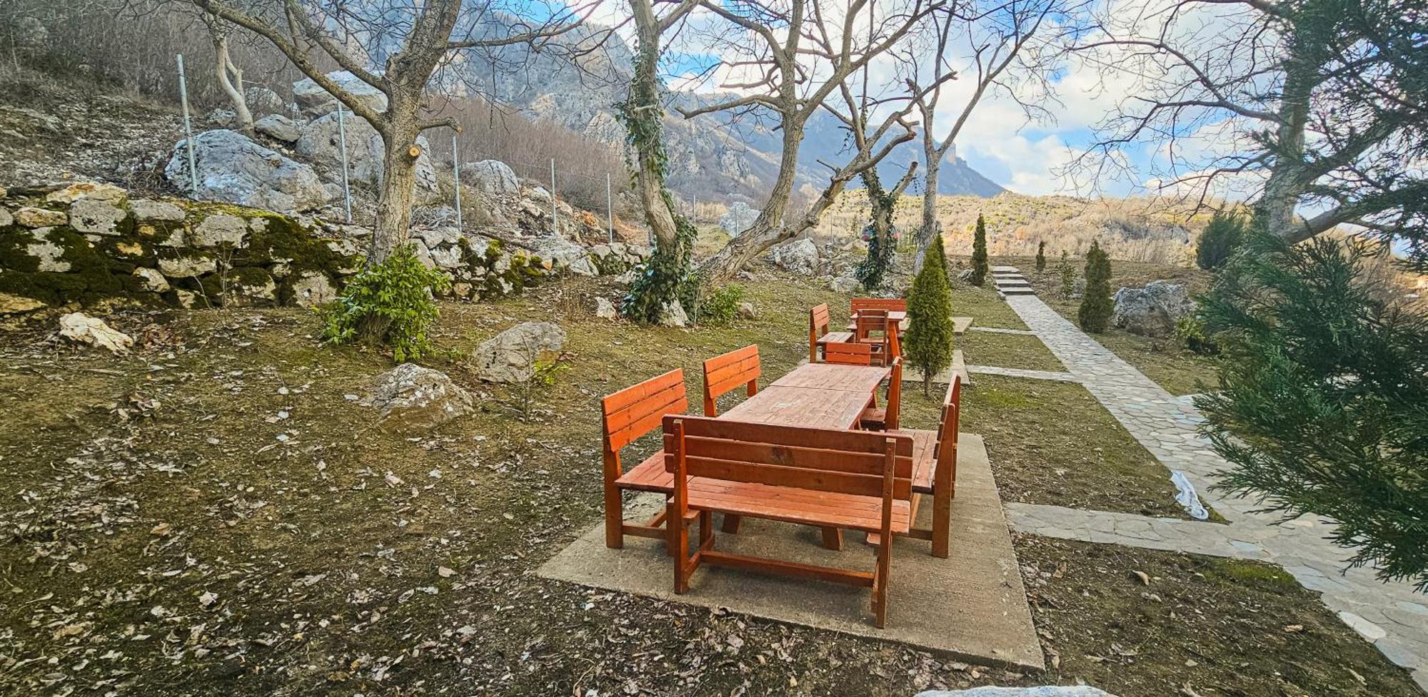 Bujtina Shpella E Plakes Cercan