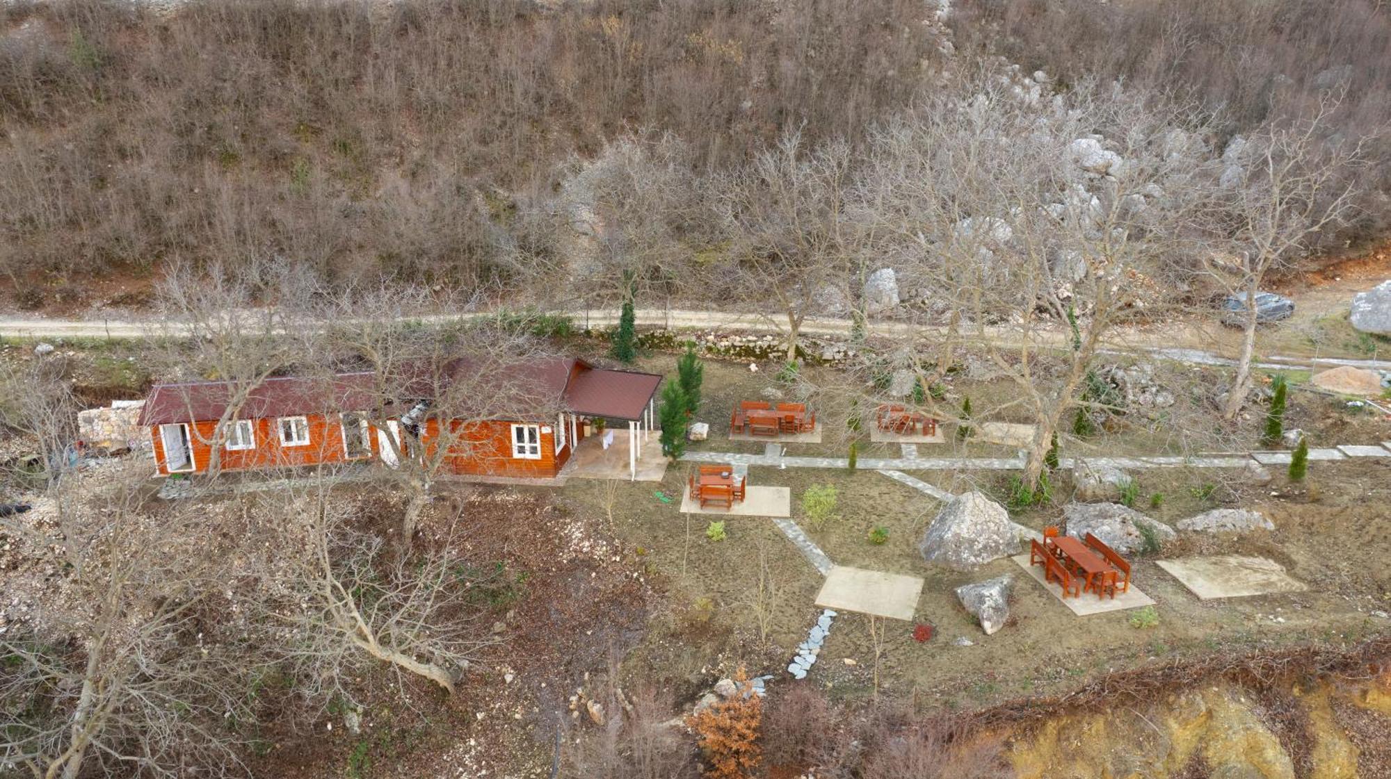 Bujtina Shpella E Plakes Cercan Librazhet